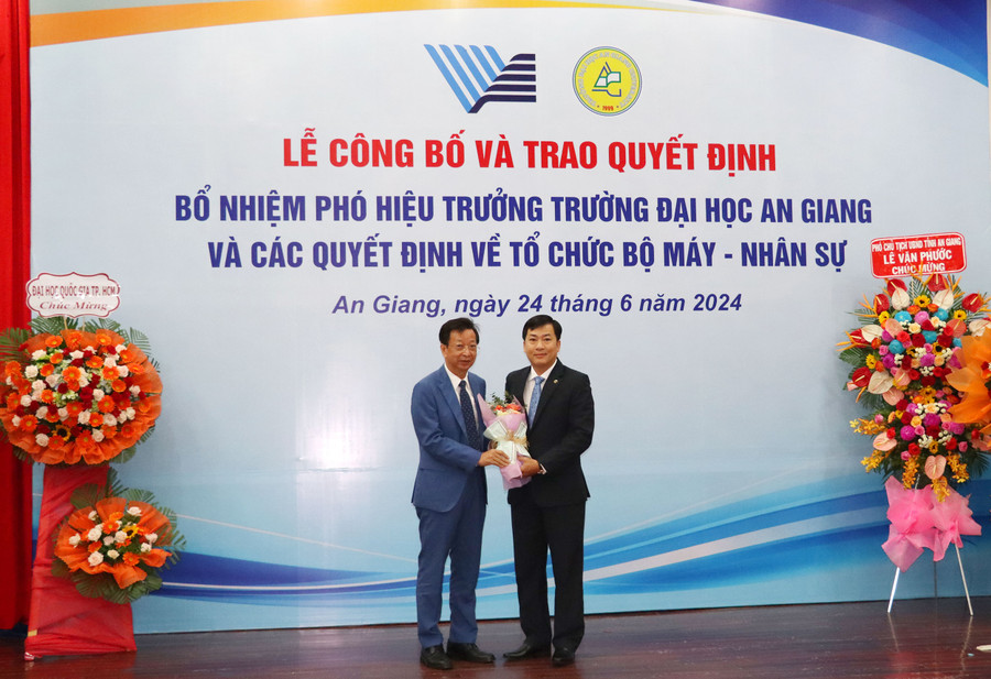 Phó Hiệu trưởng Trường Đại học An Giang Nguyễn Hữu Trí (phải). (Ảnh: ĐHQG-HCM)