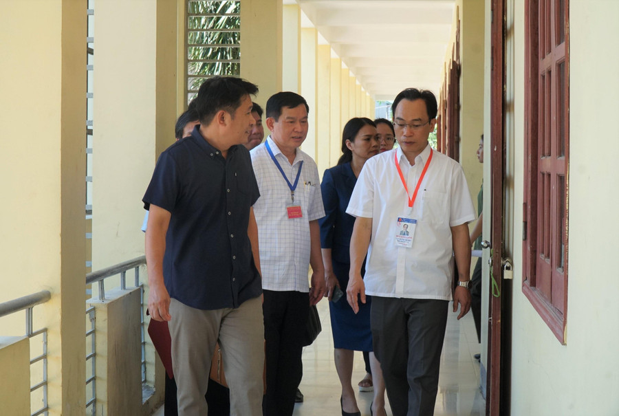 Trường THPT Lê Viết Thuật (TP Vinh) là một trong số 5 điểm thi Tốt nghiệp THPT tại TP Vinh, Nghệ An. Đây cũng là địa điểm dự kiến tổ chức chấm thi tự luận môn Ngữ văn và trắc nghiệm các môn Toán, Ngoại ngữ, tổ hợp KHTN, KHXH.