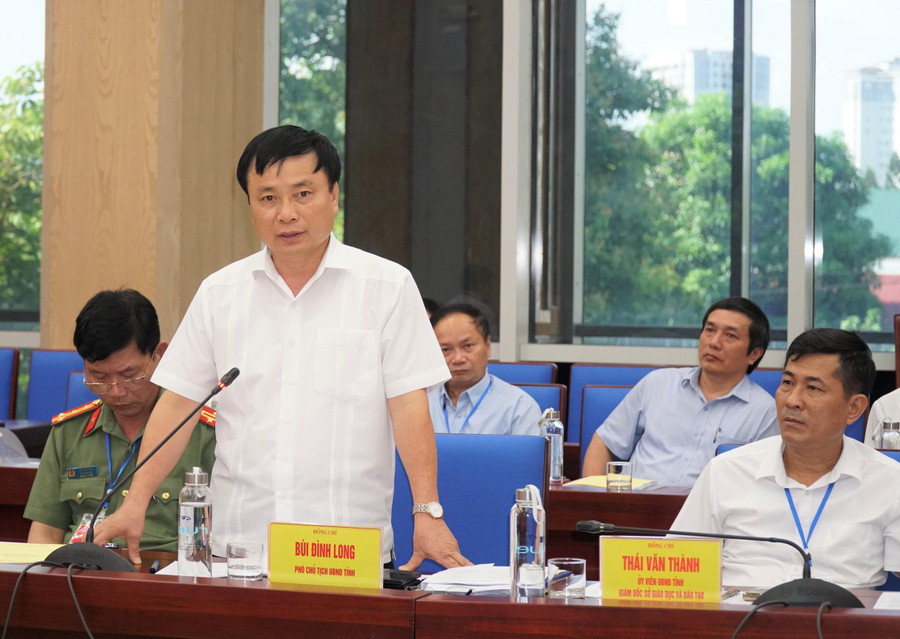 Ông Bùi Đình Long báo cáo công tác chuẩn bị về cơ sở vật chất, lực lượng tham gia thi. Ông Bùi Đình Long báo cáo công tác chuẩn bị về cơ sở vật chất, lực lượng tham gia thi.