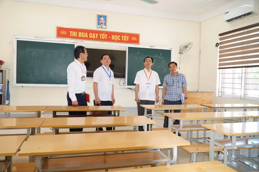 Trước đó, sáng 29/6, đoàn công tác của Bộ GD&ĐT do Thứ trưởng Hoàng Minh Sơn dẫn đoàn đã đến kiểm tra tại điểm thi Trường THPT Huỳnh Thúc Kháng, TP Vinh. Trước đó, sáng 29/6, đoàn công tác của Bộ GD&ĐT do Thứ trưởng Hoàng Minh Sơn dẫn đoàn đã đến kiểm tra tại điểm thi Trường THPT Huỳnh Thúc Kháng, TP Vinh.