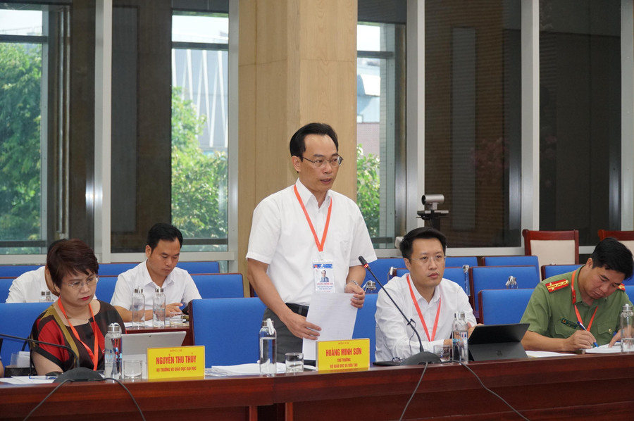 Thứ trưởng Hoàng Minh Sơn nhấn mạnh đến công tác bảo mật, an toàn đề thi, tăng cường công tác tập huấn cho đội ngũ làm nhiệm vụ thi. Thứ trưởng Hoàng Minh Sơn nhấn mạnh đến công tác bảo mật, an toàn đề thi, tăng cường công tác tập huấn cho đội ngũ làm nhiệm vụ thi.