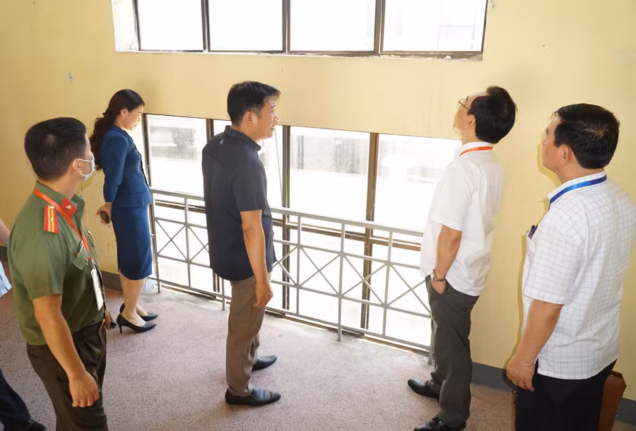 Ở một số điểm thi nằm sát với nhà dân hoặc các khu chung cư cần chú ý đến vấn đề đảm bảo an toàn theo đúng khoảng cách và đưa ra các phương án đề phòng các tình huống bất thường.