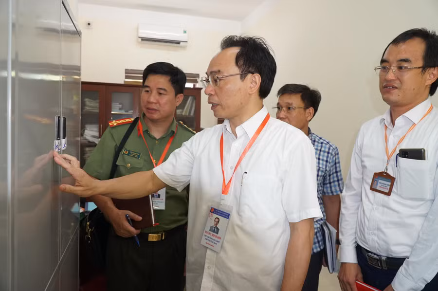 Thứ trưởng Bộ GD&ĐT Hoàng Minh Sơn kiểm tra phòng lưu trữ đề thi, bài thi tại Trường THPT Huỳnh Thúc Kháng, TP Vinh, Nghệ An.