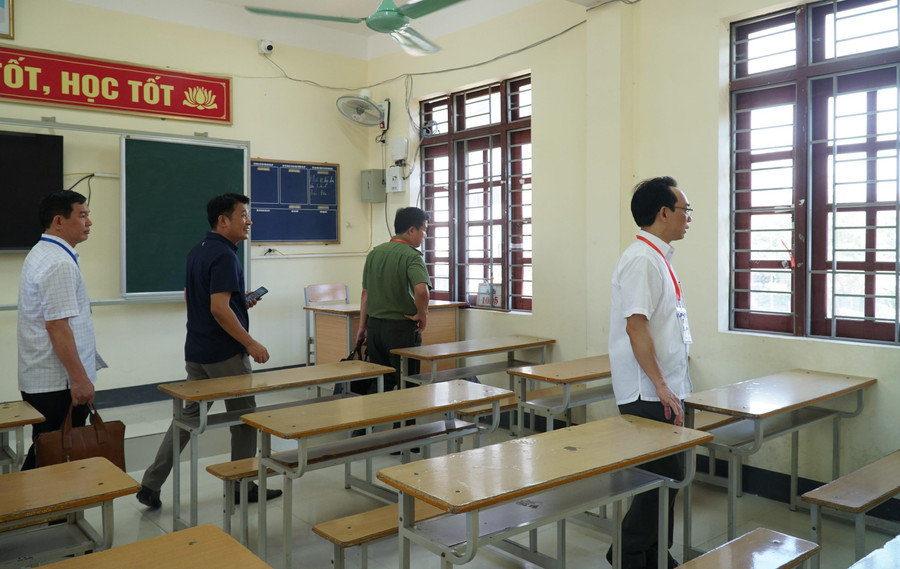 Đối với Trường THPT Lê Viết Thuật và THPT Huỳnh Thúc Kháng đóng tại TP Vinh, nên nằm gần khu dân cư, Thứ trưởng Hoàng Minh Sơn cũng lưu ý các nhà trường quan tâm đến vấn đề đảm bảo an toàn thi. Còn tại Trường THPT Nguyễn Duy Trinh (huyện Nghi Lộc) nằm gần quốc lộ 1A, Thứ trưởng đề nghị Ban chỉ đạo thi huyện Nghi Lộc quan tâm, chỉ đạo các lực lượng phối hợp đảm bảo an toàn, an ninh trật tự, an toàn trong và ngoài điểm thi.