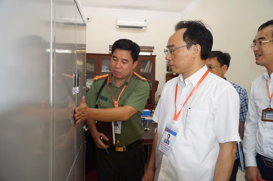 Thứ trưởng Hoàng Minh Sơn lưu ý về công tác giao nhận, niêm phong, vận chuyển đề thi, bài thi của thí sinh phải đảm bảo tuân thủ đúng các bước theo quy chế, đảm bảo an toàn tuyệt đối.