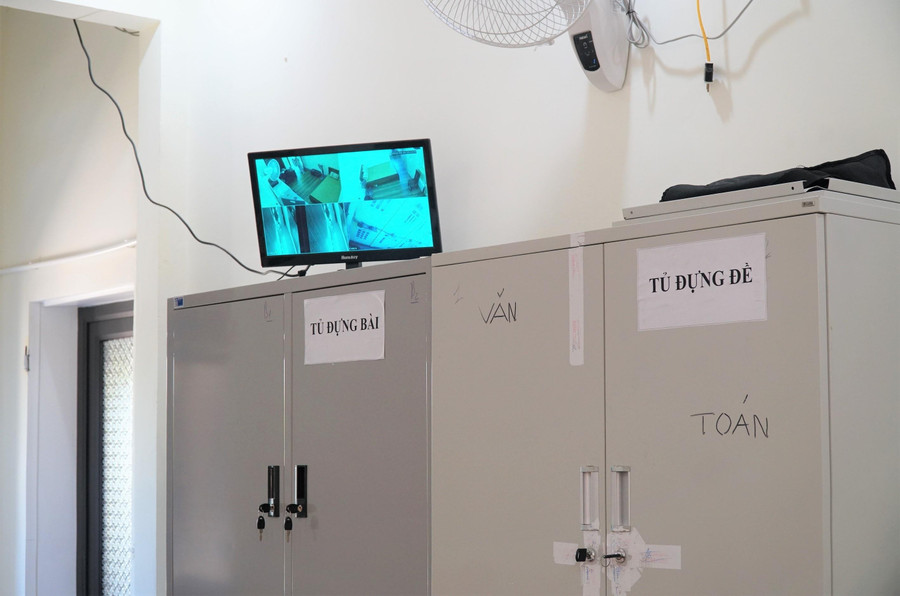 Tại đây, bên cạnh 4 camera lắp đặt trong và ngoài phòng lưu trữ đề thi, bài thi của thí sinh theo quy định, thì các phòng dự kiến làm nơi chấm thi cũng được lắp camera giám sát 24/24. Đồng thời, còn có camera lắp đặt ở hành lang bên ngoài khu vực chấm thi.