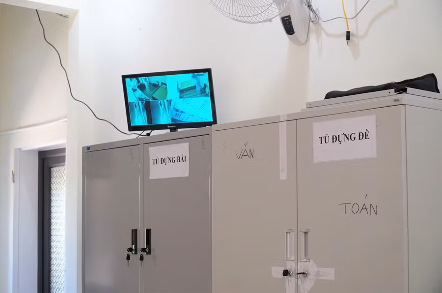 Tại đây, bên cạnh 4 camera lắp đặt trong và ngoài phòng lưu trữ đề thi, bài thi của thí sinh theo quy định, thì các phòng dự kiến làm nơi chấm thi cũng được lắp camera giám sát 24/24. Đồng thời, còn có camera lắp đặt ở hành lang bên ngoài khu vực chấm thi.