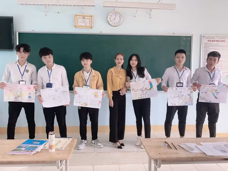 Cô Nàng Xô Vi và các em học sinh Trường phổ thông dân tộc nội trú tại huyện la H’Drai. Ảnh tư liệu