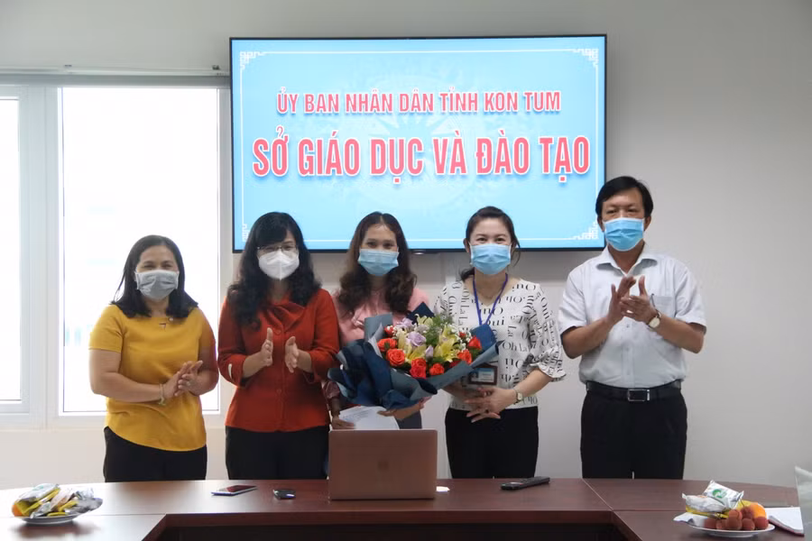 Sở GD&amp;ĐT Kon Tum tổ chức gặp mặt chúc mừng cô Nàng Xô Vi trúng cử Đại biểu Quốc hội khoá XV.