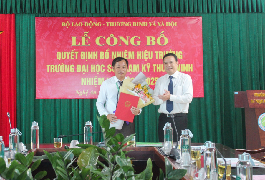 Thứ trưởng Bộ Lao động Thương binh và Xã hội - Lê Văn Thanh - trao Quyết định bổ nhiệm Hiệu trưởng Trường ĐH SPKT Vinh cho TS. Phạm Hữu Truyền