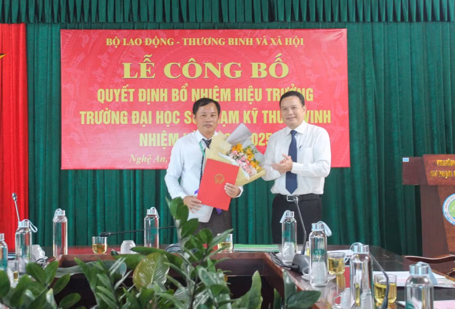 Thứ trưởng Bộ Lao động Thương binh và Xã hội - Lê Văn Thanh - trao Quyết định bổ nhiệm Hiệu trưởng Trường ĐH SPKT Vinh cho TS. Phạm Hữu Truyền