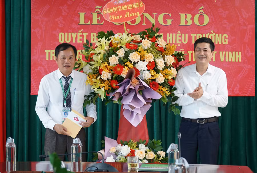 Lãnh đạo ngành giáo dục Nghệ An chúc mừng tân Hiệu trưởng ĐH SPKT Vinh