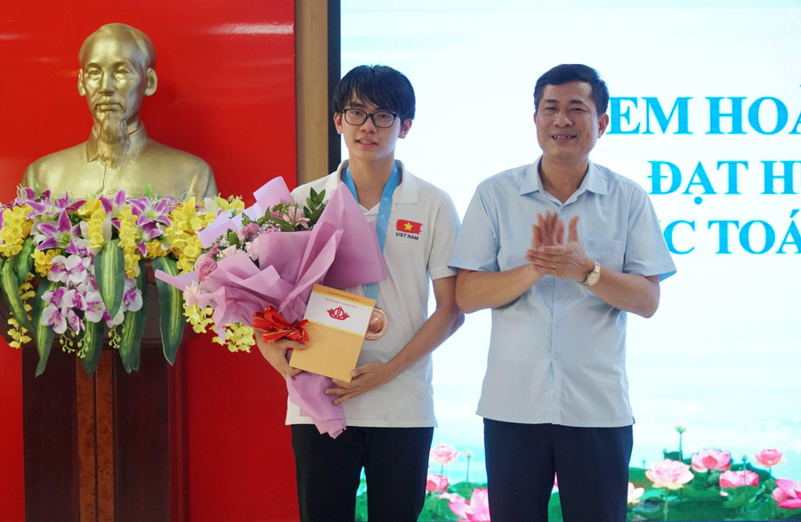 Ông Thái Văn Thành - Giám đốc Sở GD&amp;ĐT Nghệ An khen thưởng em Hoàng Tiến Nguyên.