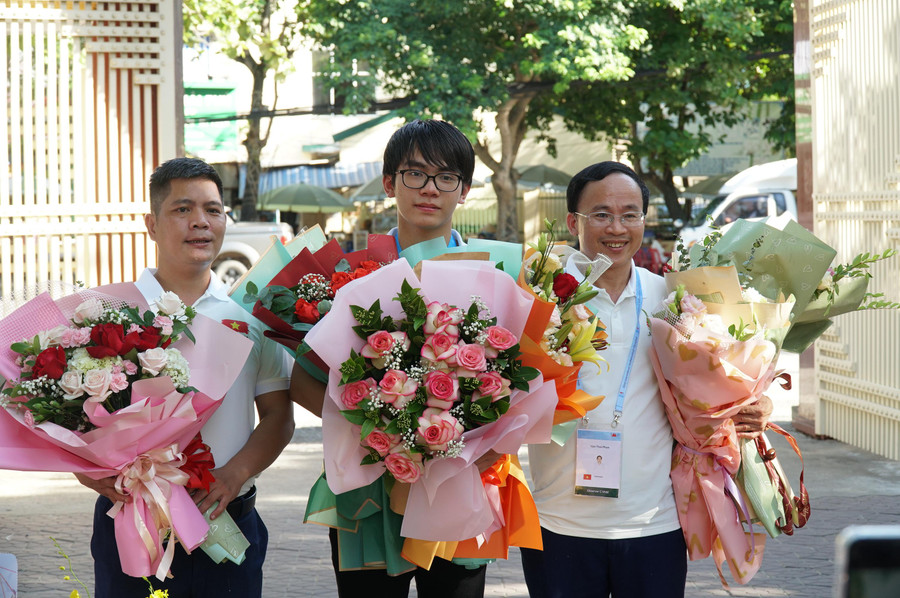 Hoàng Tiến Nguyên cùng 2 thầy giáo trực tiếp bồi dưỡng là thầy Phan Văn Thái và Nguyễn Trọng Đạt.