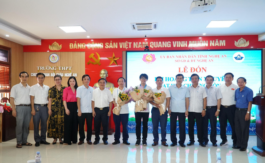 Ban giám đốc Sở GD&amp;ĐT Nghệ An và Ban giám hiệu Trường THPT chuyên Phan Bội Châu chúc mừng học sinh giành Huy chương Đồng Olympic Toán học quốc tế 2022.