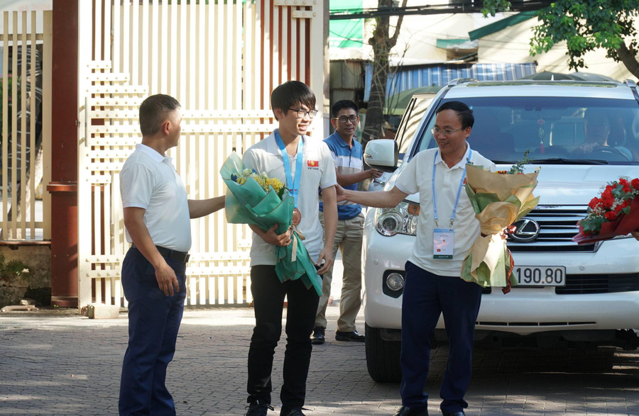 Hoàng Tiến Nguyên (lớp 12A1 Trường THPT chuyên Phan Bội Châu, Nghệ An) vừa trở về từ cuộc thi Olympic Toán học quốc tế tại Na Uy và giành Huy chương Đồng.