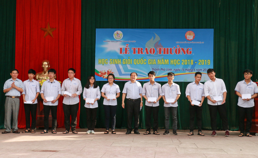 Phần thưởng động viên và khích lệ tinh thần nỗ lực học tập của học sinh