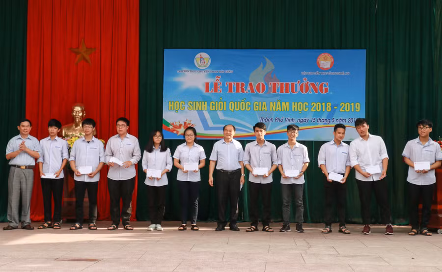 Phần thưởng động viên và khích lệ tinh thần nỗ lực học tập của học sinh
