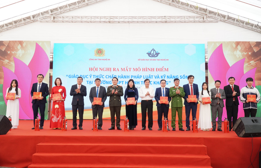 Lãnh đạo ngành giáo dục và ngành công an Nghệ An tặng quà cho Trường THPT Huỳnh Thúc Kháng. Ảnh: Hồ Lài