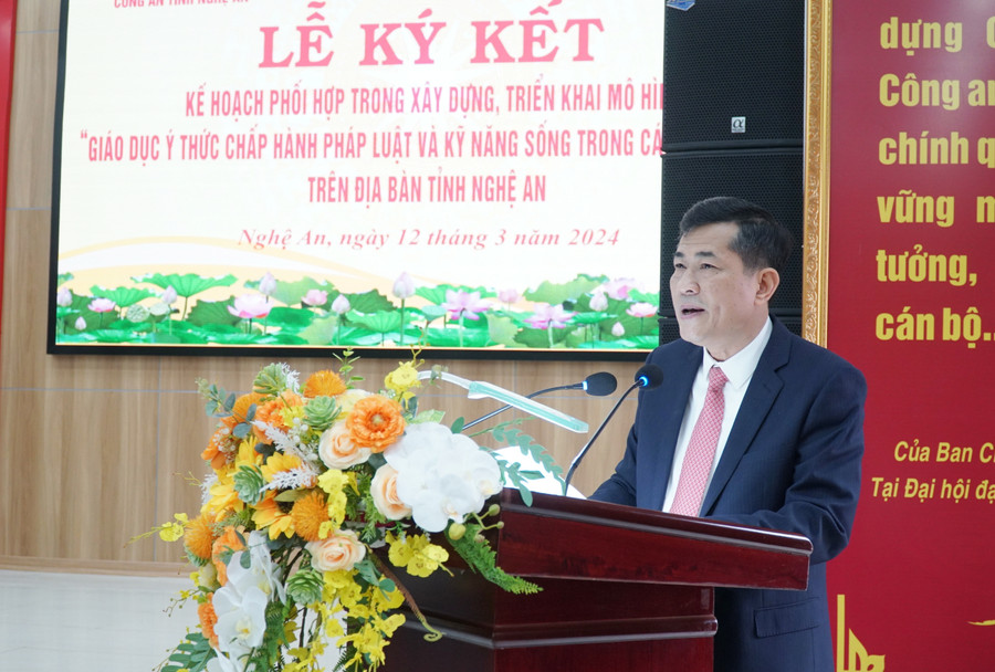 Ông Thái Văn Thành - Giám đốc Sở GD&amp;ĐT Nghệ An phát biểu tại lễ ký kết. Ảnh: Hồ Lài