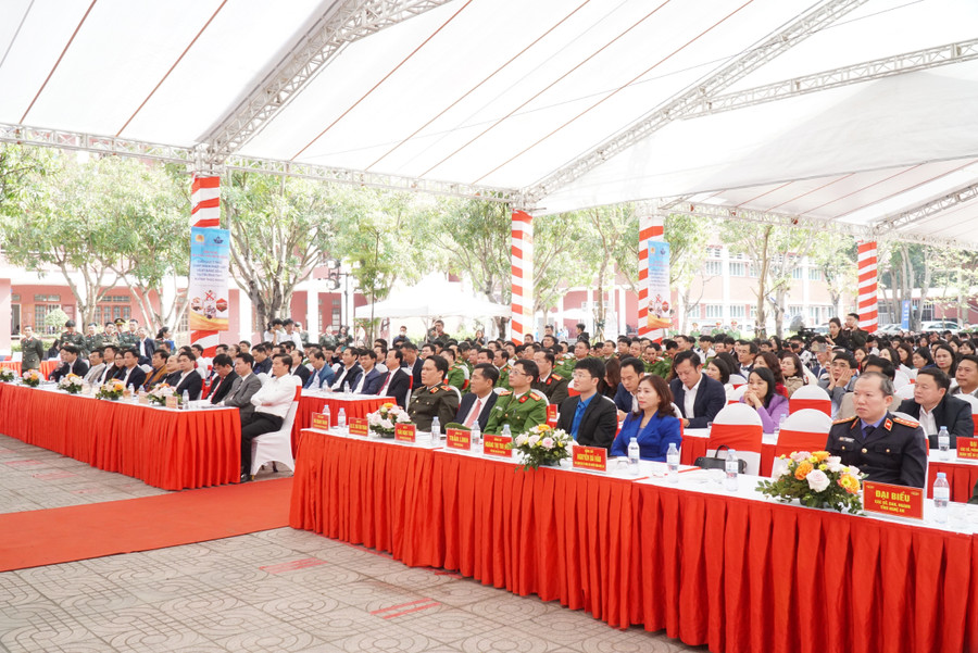 Lễ ra mắt mô hình điểm cấp tỉnh &quot;Giáo dục ý thức chấp hành pháp luật và kỹ năng sống tại Trường THPT Huỳnh Thúc Kháng&quot;, thành phố Vinh, Nghệ An. Ảnh: Hồ Lài