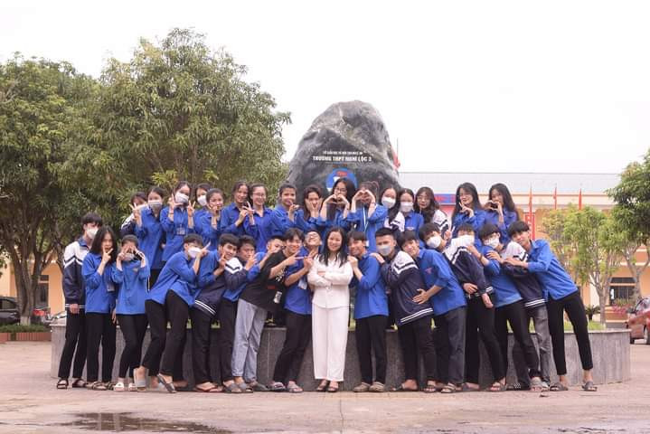 Cô Ngô Thúy Nga và học sinh Trường THPT Nghi Lộc 3, huyện Nghi Lộc, Nghệ An. Ảnh: NVCC.