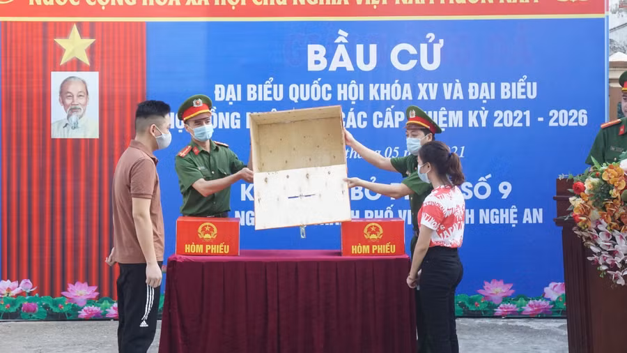 Công tác bổ chức bầu cử tại điểm bầu cử Trại tạm giam Công an tỉnh Nghệ An được thực hiện đúng quy định. Trong ảnh, các bị can kiểm tra hòm phiếu trống trước khi niêm phong.