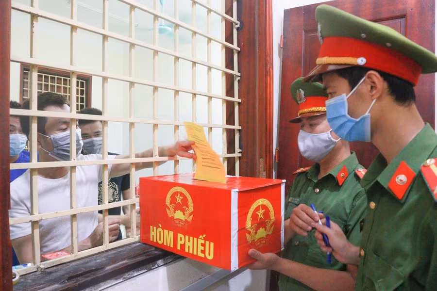 Hòm phiếu lưu động phục vụ cử tri là bị can đang điều trị tại bệnh viện