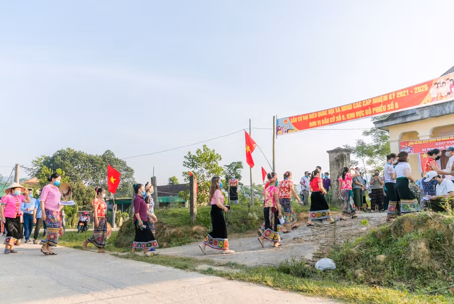 Bà con dân tộc xã Ngọc Lâm, Thanh Chương Nghệ An mặc trang phục truyền thống đi bầu cử