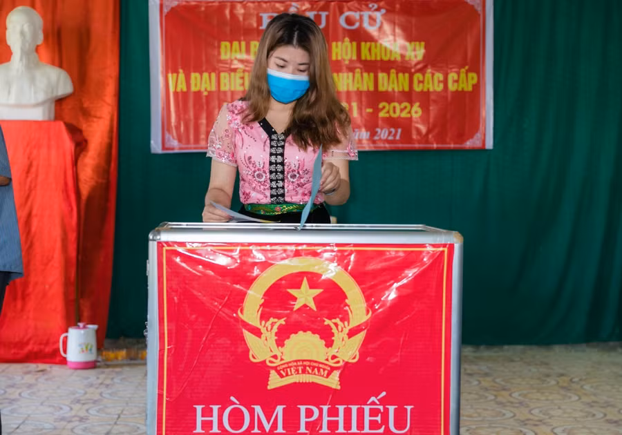 Cô gái dân tộc Thái - Kha Thị Thảo Phương (xã Ngọc Lâm, Thanh Chương, Nghệ An) lần đầu tiên thực hiện quyền bầu cử