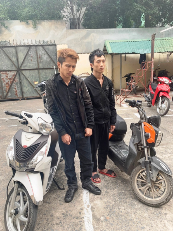 Đỗ Văn Quyền (trái) và Nguyễn Văn Nam cùng tang vật trộm cắp,
