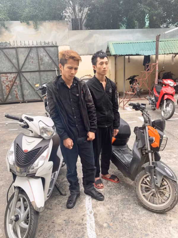 Đỗ Văn Quyền (trái) và Nguyễn Văn Nam cùng tang vật trộm cắp,