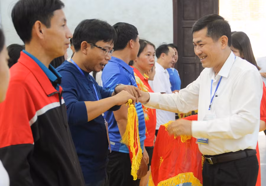 Trao cờ lưu niệm cho đại diện các đội thi đấu