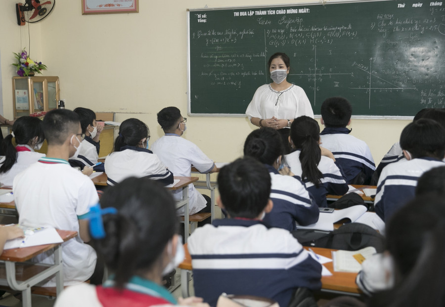 Trong thời gian học trực tiếp, các trường sẽ ưu tiên dạy kiến thức vận dụng, vận dụng cao và các tiết thực hành, thí nghiệm. Với học sinh lớp 9, các môn học được tập trung ôn luyện là Toán, Ngữ văn và Tiếng Anh. Những năm gần đây, 3 môn này thường được chọn làm môn thi tuyển sinh vào lớp 10.