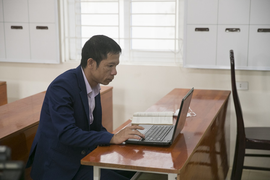 Đến thời điểm này, học sinh THPT tại TP Vinh đã đi học trực tiếp ở cả 3 khối lớp. Riêng THCS mới chỉ có khối 9 được đến trường. Vì vậy, giáo viên bộ môn sau khi dạy học trên lớp cho khối 9 thì tiếp tục dạy trực tuyến cho các khối còn lại.