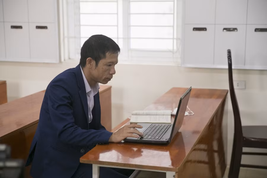 Đến thời điểm này, học sinh THPT tại TP Vinh đã đi học trực tiếp ở cả 3 khối lớp. Riêng THCS mới chỉ có khối 9 được đến trường. Vì vậy, giáo viên bộ môn sau khi dạy học trên lớp cho khối 9 thì tiếp tục dạy trực tuyến cho các khối còn lại.