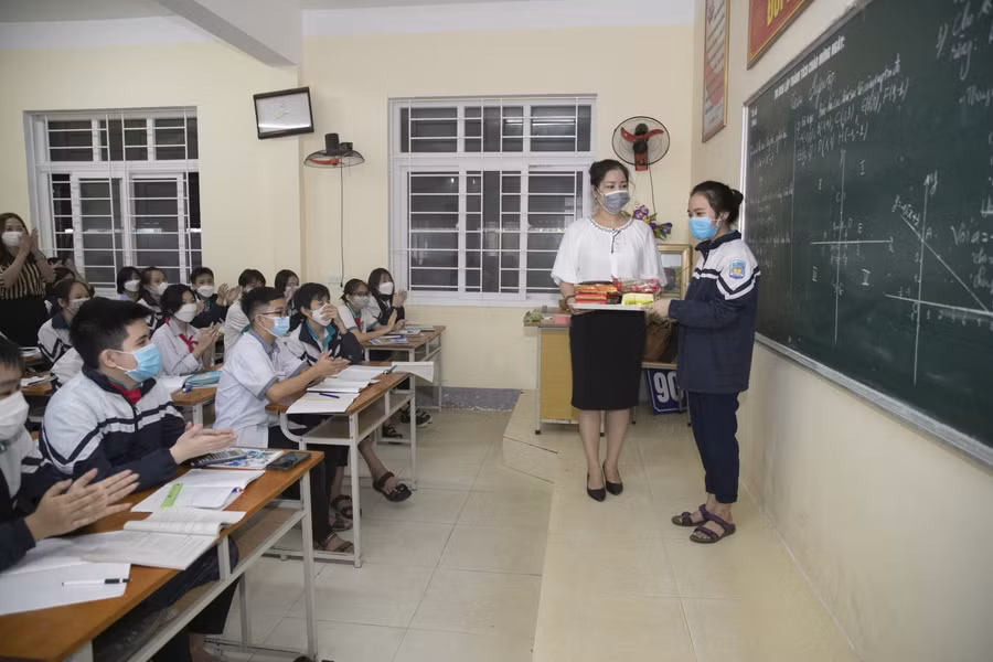 Trong buổi học đầu tiên tại Trường THCS Nghi Ân (TP Vinh), cô giáo đã có món quà dành tặng cho cả lớp. Cổ vũ tinh thần và tạo không khí vui tươi, phấn khởi cho học sinh. Cô giáo cũng chúc các em lớp 9 cố gắng học tập, vì đây là năm cuối cấp, chuẩn bị cho kỳ thi tuyển sinh vào lớp 10.