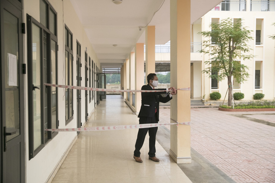 Để thực hiện giãn cách, giữa các lớp học được chăng dây, mục đích phân luồng học sinh. Qua đó hạn chế tiếp xúc giữa lớp này với lớp khác, thực hiện mô hình &quot;bong bóng trường học&quot; - có nghĩa lớp nào khoanh vùng lớp đó. Nếu 1 lớp xảy ra tình huống bất thường, sẽ không ảnh hưởng đến lớp khác.