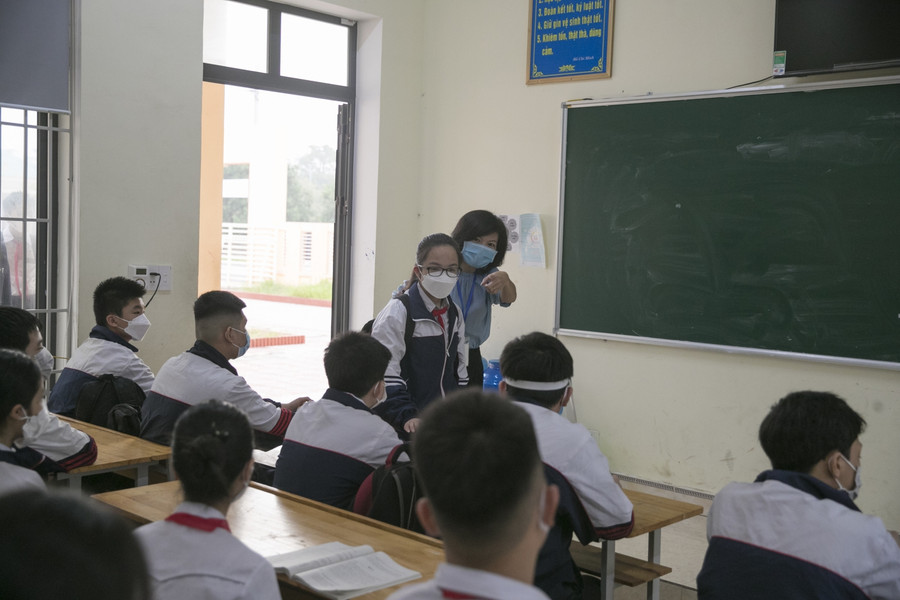 Vì là buổi học trực tiếp đầu tiên sau 3 tuần học trực tuyến, nên giáo viên sắp xếp lại chỗ ngồi trong lớp cho hợp lý và hướng dẫn học sinh vào đúng vị trí.