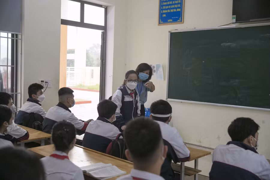 Vì là buổi học trực tiếp đầu tiên sau 3 tuần học trực tuyến, nên giáo viên sắp xếp lại chỗ ngồi trong lớp cho hợp lý và hướng dẫn học sinh vào đúng vị trí.