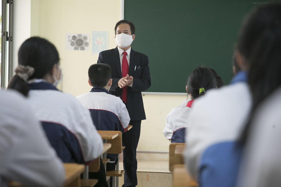 Thầy Nguyễn Đức Cảnh – Hiệu trưởng Trường THCS Quán Bàu đến thăm và động viện học sinh các lớp trong buổi học đầu tiên. Theo đầy Cảnh, đây là cơ hội để các nhà trường ổn định lại việc tổ chức dạy và học, đặc biệt là với học sinh cuối cấp. Trong thời gian này, các hình thức dạy học khác như trực tuyến, trực tiếp kết hợp trực tuyến vẫn triển khai để chủ động chuyển đổi linh hoạt tùy tình hình thực tiễn.