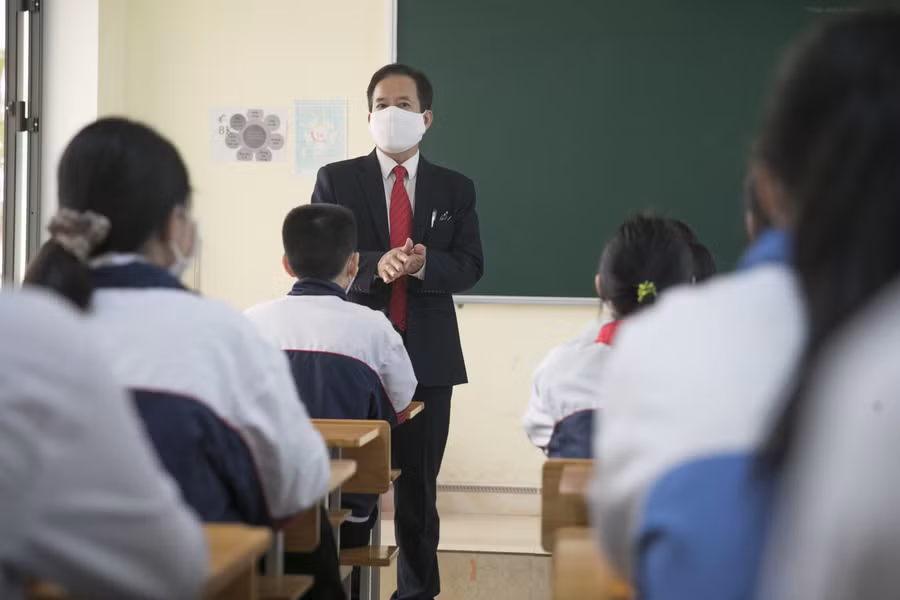 Thầy Nguyễn Đức Cảnh – Hiệu trưởng Trường THCS Quán Bàu đến thăm và động viện học sinh các lớp trong buổi học đầu tiên. Theo đầy Cảnh, đây là cơ hội để các nhà trường ổn định lại việc tổ chức dạy và học, đặc biệt là với học sinh cuối cấp. Trong thời gian này, các hình thức dạy học khác như trực tuyến, trực tiếp kết hợp trực tuyến vẫn triển khai để chủ động chuyển đổi linh hoạt tùy tình hình thực tiễn.