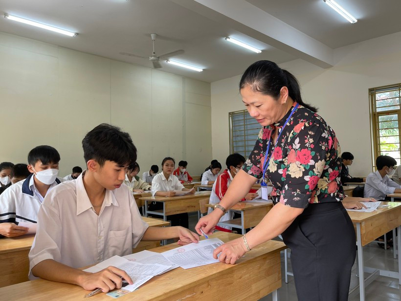 Giám thị hỗ trợ, hướng dẫn thí sinh kiểm tra lại thông tin, tránh sai sót khi bước vào kỳ thi. Ảnh: Dung Nguyễn. 