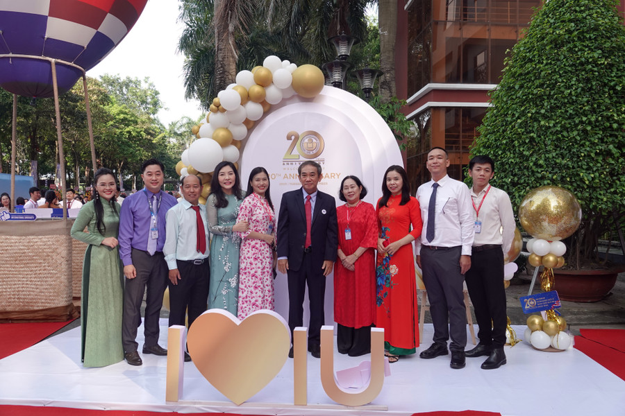 Viên chức, người lao động các thế hệ của Trường Đại học Quốc tế. Ảnh NTCC Viên chức, người lao động các thế hệ của Trường Đại học Quốc tế. Ảnh NTCC