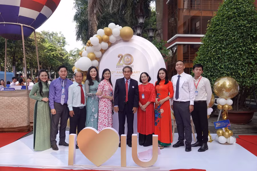 Viên chức, người lao động các thế hệ của Trường Đại học Quốc tế. Ảnh NTCC