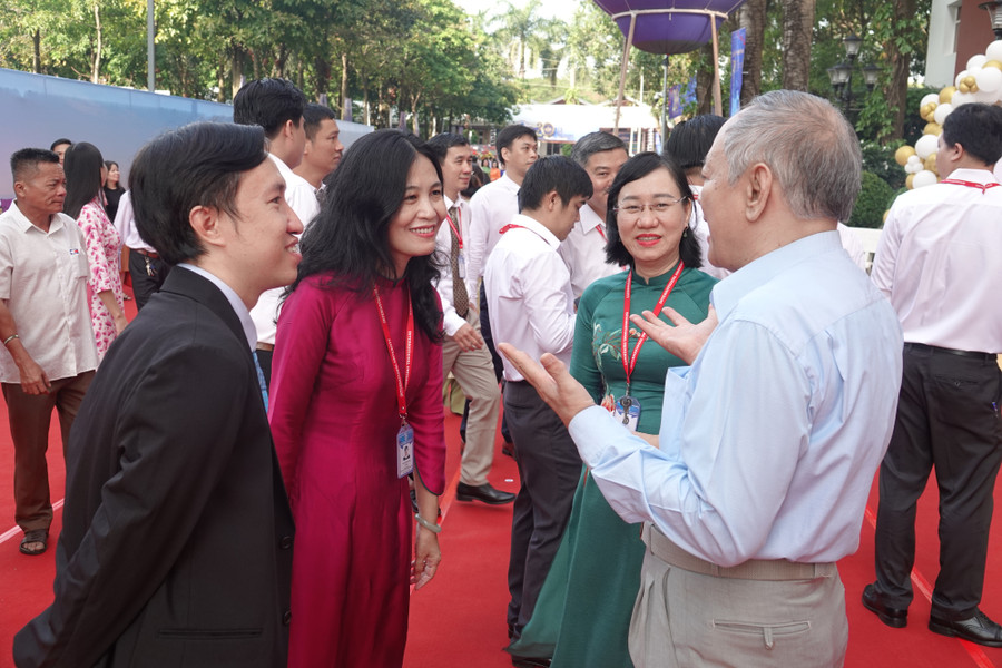 Cán bộ, giảng viên Trường Đại học Quốc tế trò chuyện tại lễ kỷ niệm. Ảnh: N.Ngọc Cán bộ, giảng viên Trường Đại học Quốc tế trò chuyện tại lễ kỷ niệm. Ảnh: N.Ngọc