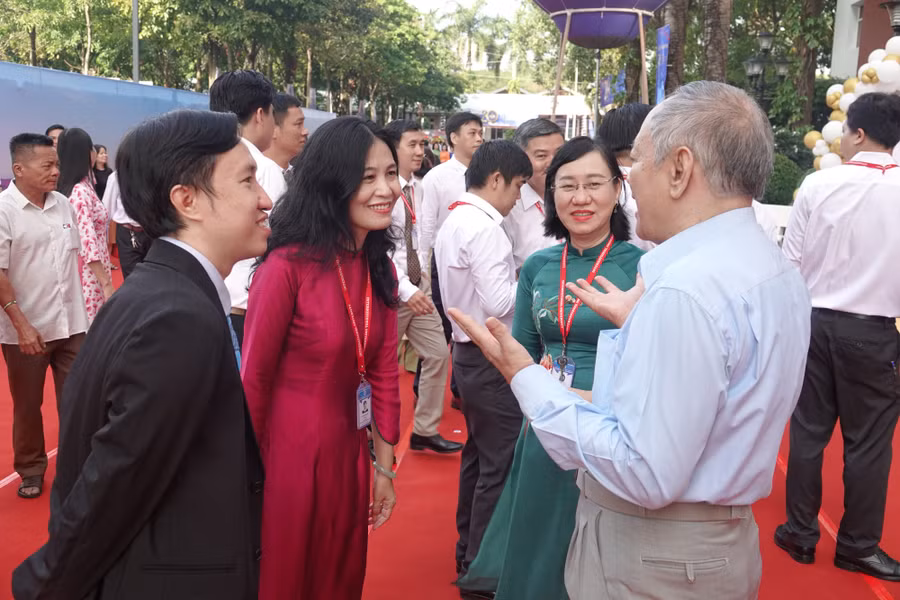 Cán bộ, giảng viên Trường Đại học Quốc tế trò chuyện tại lễ kỷ niệm. Ảnh: N.Ngọc