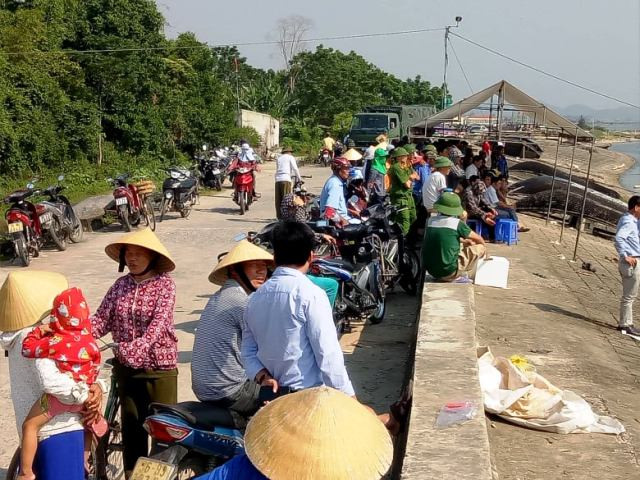Người dân tập trung ở khu vực neo đậu tàu, thuyền xã Hải Châu (Tĩnh Gia, Thanh Hóa) sau vụ nổ tàu khiến 8 người thương vong.