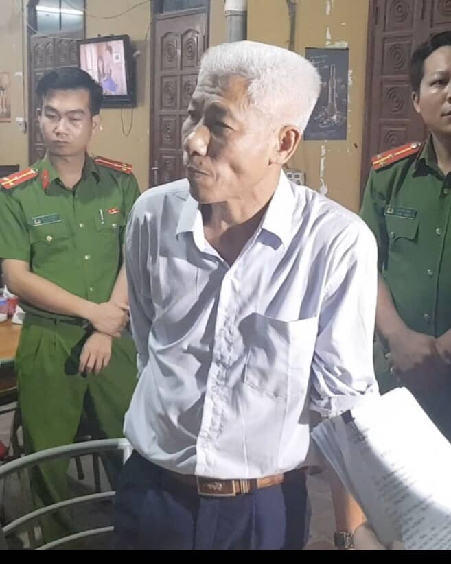 Công an thi hành lệnh bắt đối với Trương Phú Cự. Ảnh: Công an cung cấp.