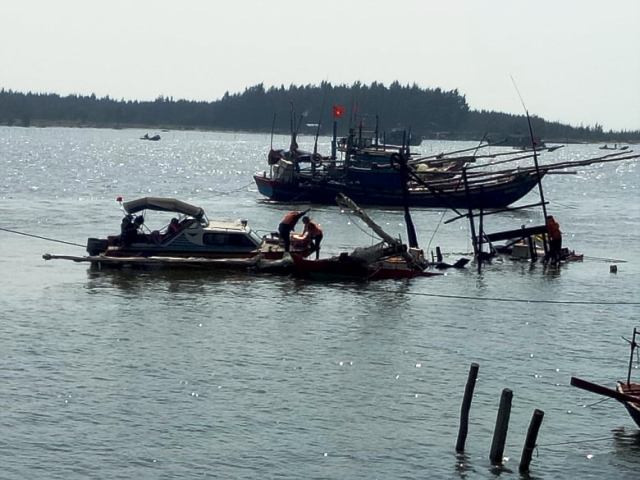 Lực lượng Cảnh sát PCCC cứu nạn cứu hộ đang tìm kiếm nạn nhân mất tích trong vụ nổ tàu. Lực lượng Cảnh sát PCCC cứu nạn cứu hộ đang tìm kiếm nạn nhân mất tích trong vụ nổ tàu.